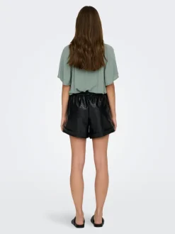 ONLDITTE Locker geschnitten Shorts in Lederoptik